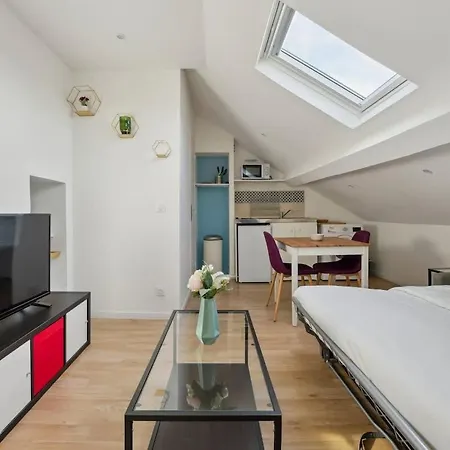 Apartment Chic With Parking In *