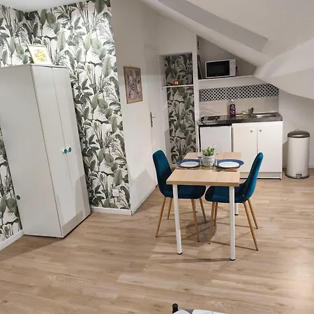 Apartment Chic With Parking In *